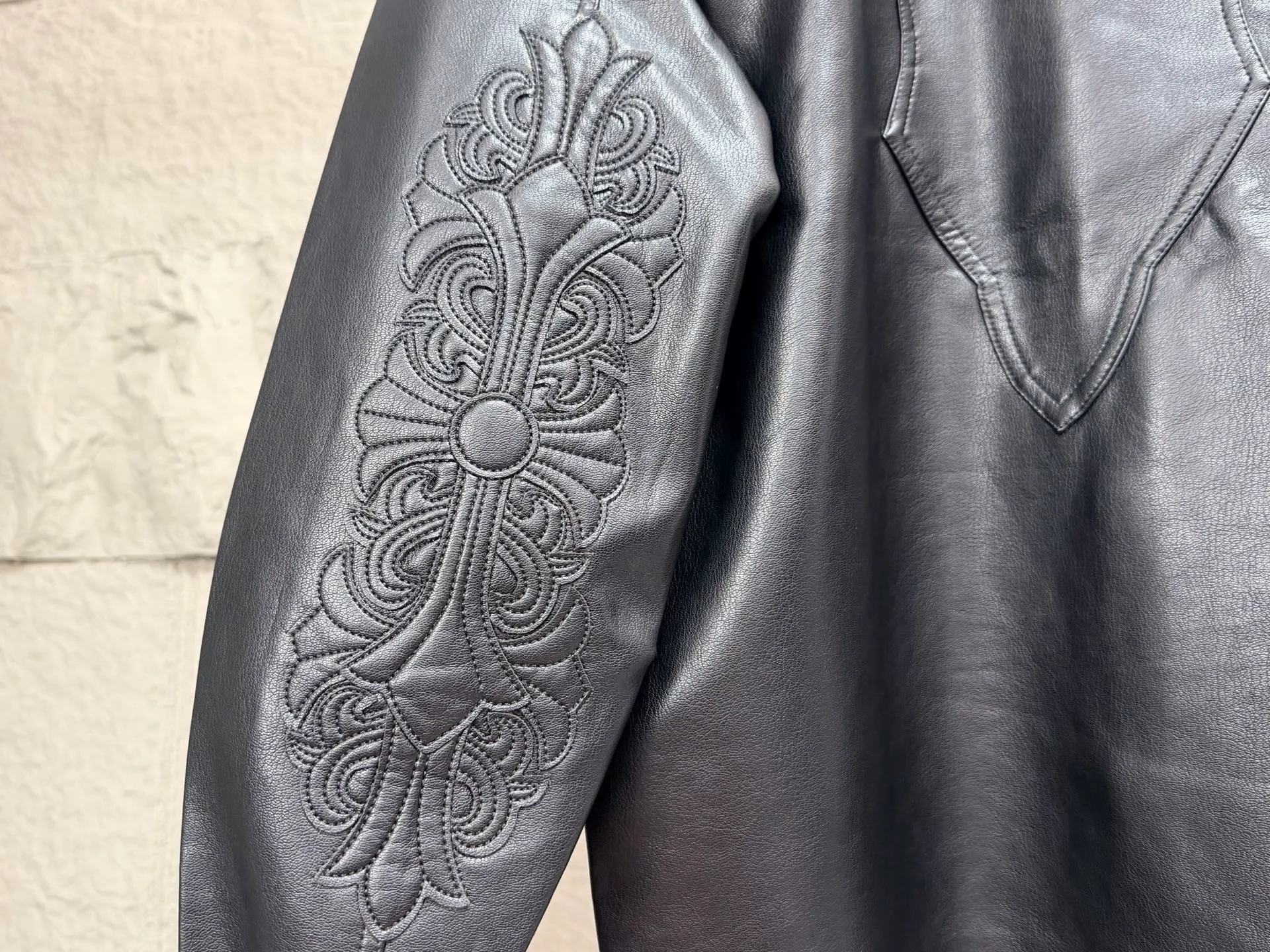 CH/Cro Heart Arm Large Embroidered Leather Jacket "64000 Purchase Development" "Appliqué Embroidery Production" CHNew Arrival Arm Large Embroidered Leather Jacket. Full size shipping. The fabric is custom-woven using Black pebbled Genuine Leather material. Customized silk jacquard logo lining. Embroidery is machine processed. Appliqué embroidery process. Back imported template machine shape. Customized Genuine Leather trademark. Customized Genuine Leather Size Customized 5.8cm metal logo mark. Customized 18mm four-button button. Customized 18mm two-button button. Customized accessories. Same Style for men and women. Full of street feel. The workmanship details are very good. The overall line is straight and delicate, the fabric is comfortable and soft, and the color is consistent without color difference. It can be matched with Same Style to create a fashionable look and control various occasions. Customized accessories, complete three labels, same style for men and women! "Fit fit" "York" Size: S M L